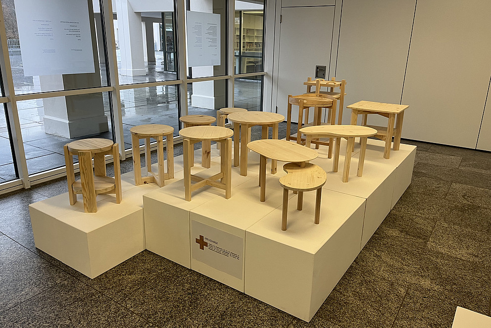 Stühle, entworfen und gebaut von Studierenden, aus der Ausstellung „Kreuzzarge“; Foto: Universität Passau/Andreas Fries