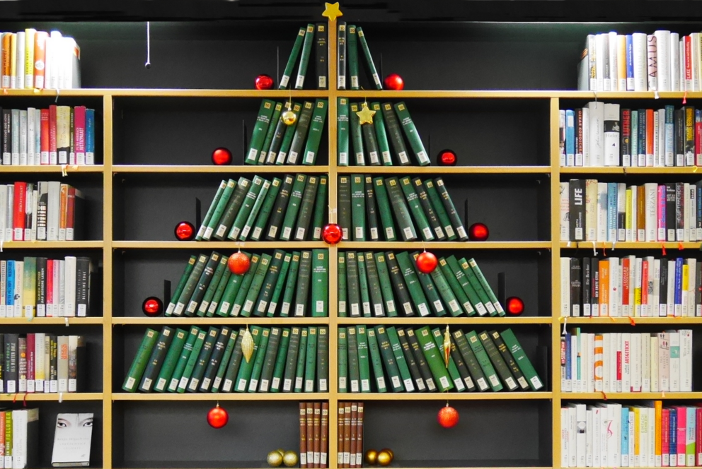 Weihnachtsbaum aus Büchern in der Library Lounge