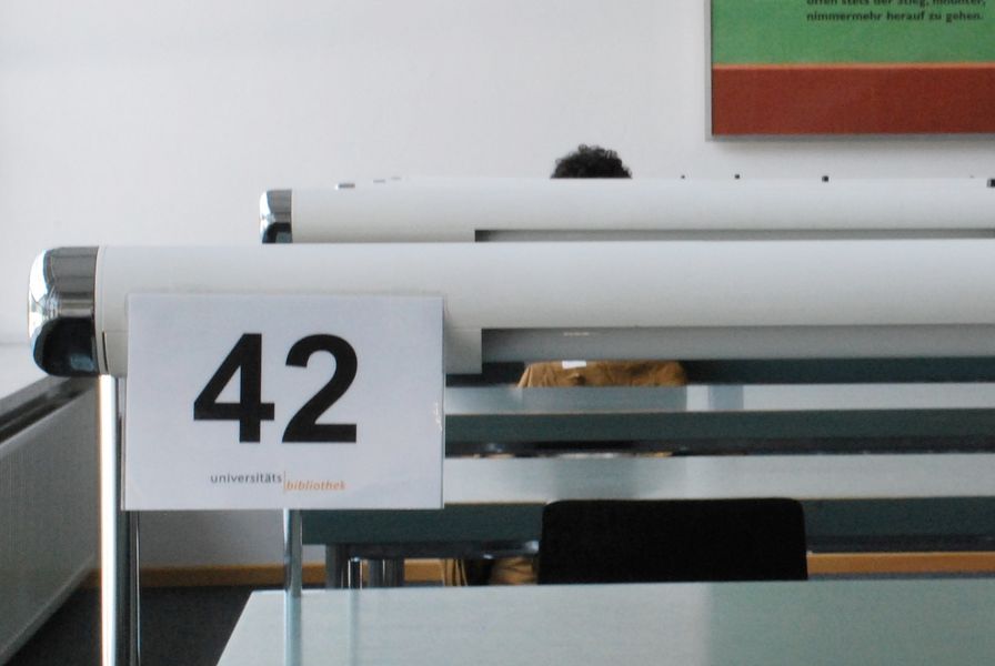 Zentralbibliothek - Tische mit Arbeitsplatznummer