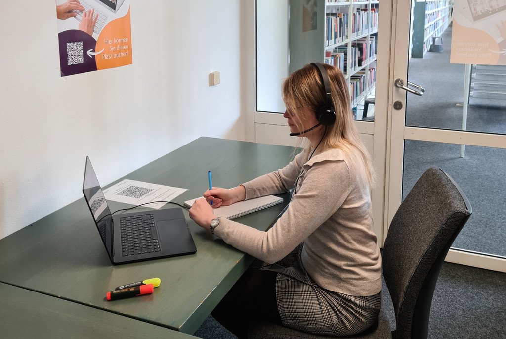 A person at the Online Meeting Place of the Central Library