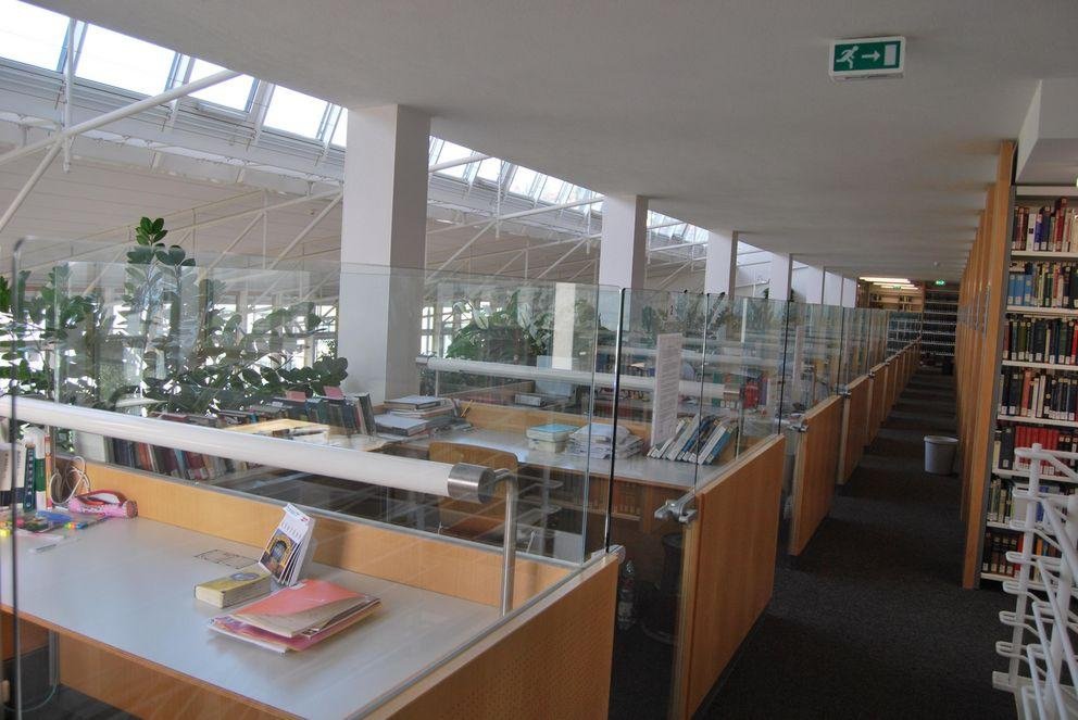 Carrels (abschließbare Kabinen) im Lesesaal Juridicum Carrels (abschließbare Kabinen) im Lesesaal Juridicum