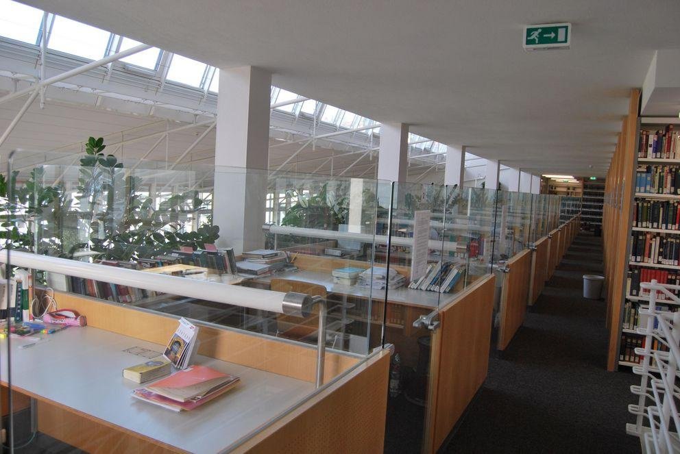 Carrels (abschließbare Kabinen) im Lesesaal Juridicum