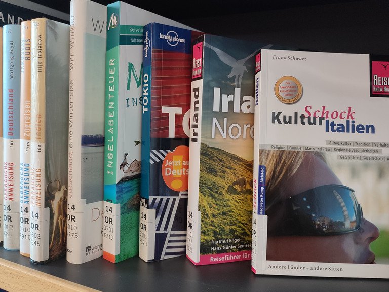 Reiseliteratur in der Library Lounge