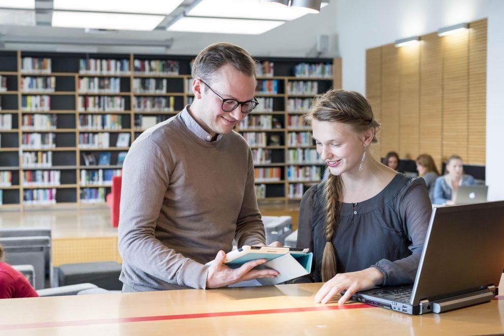 Studierende in der Library Lounge Studierende in der Library Lounge