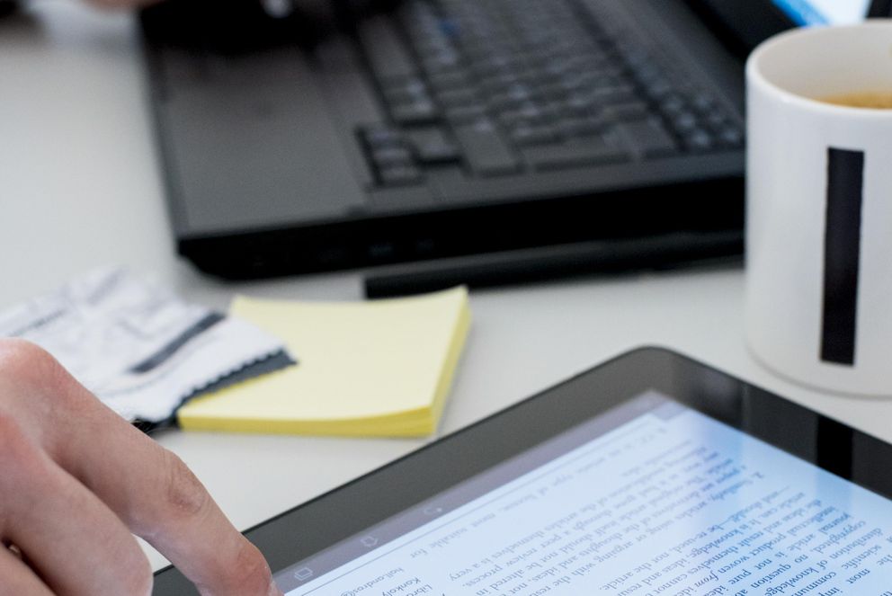 Recherche-Symbolbild, Tablet und Laptop auf Schreibtisch