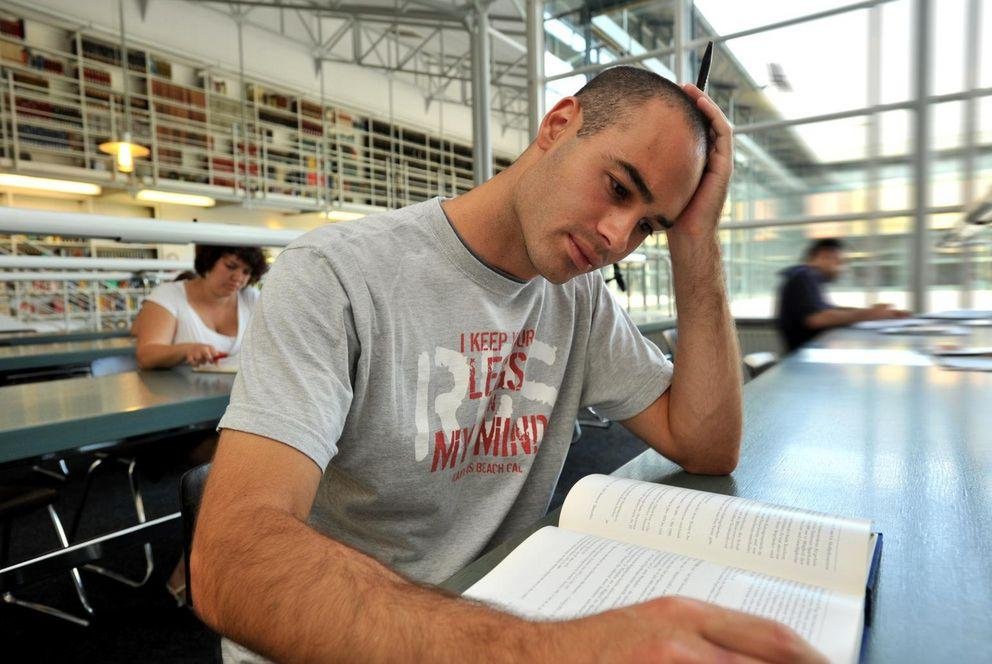 Student liest Buch im Lesesaal