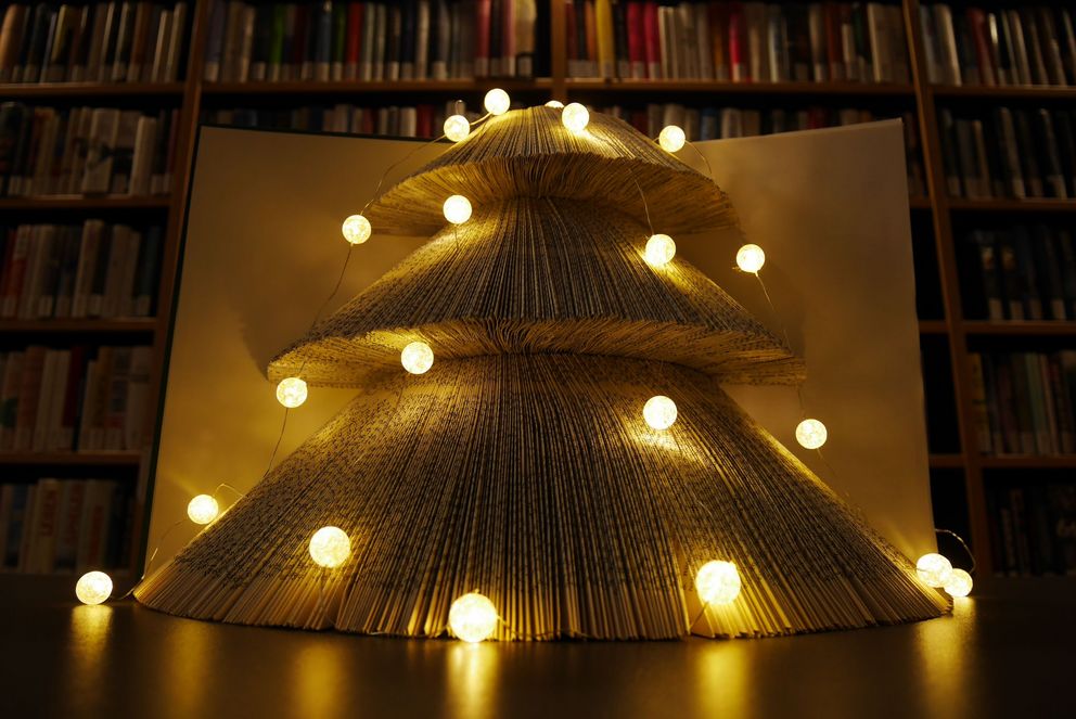 Ein Buch in Gestalt eines Weihnachtsbaums