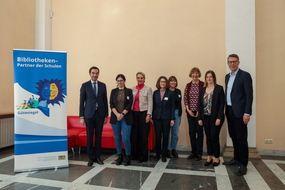 Staatsminister f&uuml;r Wissenschaft und Kunst Markus Blume mit den Vertreterinnen und Vertretern der Preistr&auml;ger aus Niederbayern; f&uuml;r die Universit&auml;tsbibliothek Passau nahm Angela G&uuml;ntner (3.v.r.) die Auszeichnung entgegen. (Foto: Johannes Kiefer)