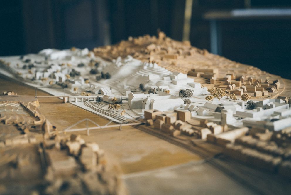Ein zentrales Exponat der Ausstellung in der Neuen Residenz ist ein repräsentatives Holzmodell Passaus, das die Stadt vom Gelände der Universität bis zur Ortsspitze zeigt. Foto: Universität Passau