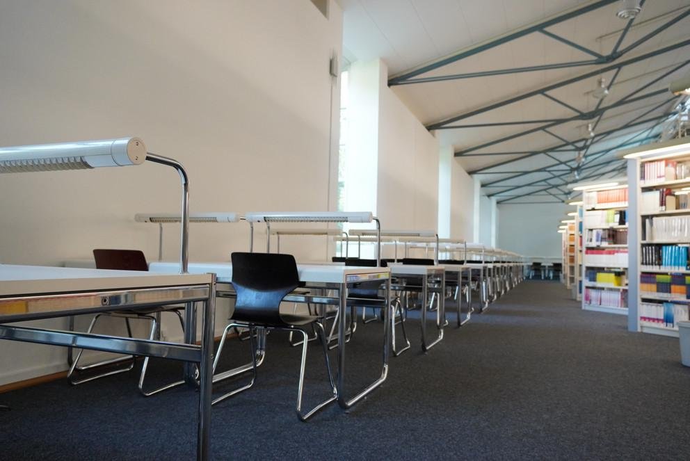 [Translate to Englisch:] Der Lesesaal Wirtschaftswissenschaften