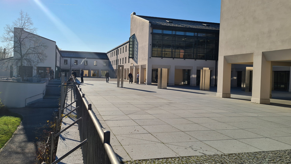 Au&szlig;enaufnahme Vorplatz Zentralbibliothek