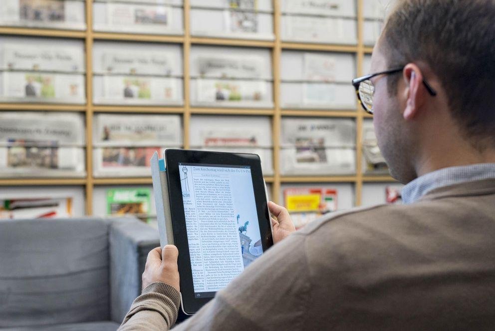 Zeitungsleser mit Tablet