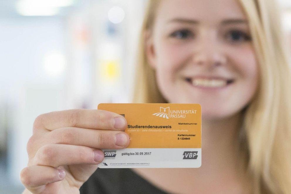 Studentin mit Campuscard in der Bibliothek