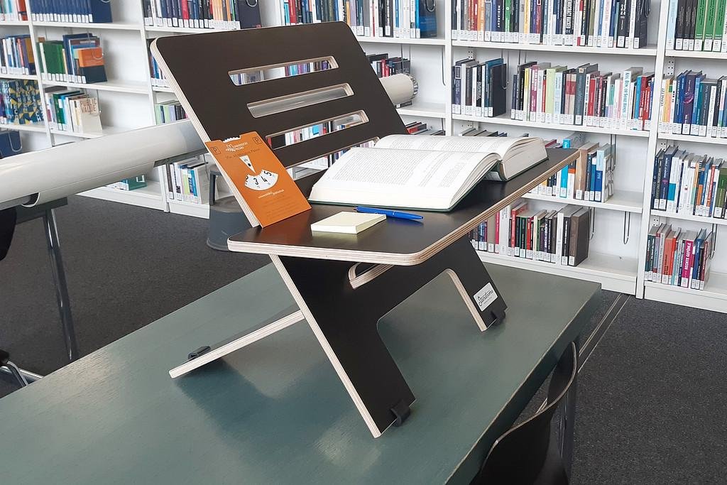 Tischaufsatz, um aus einem Tisch einen Steharbeitsplatz zu machen