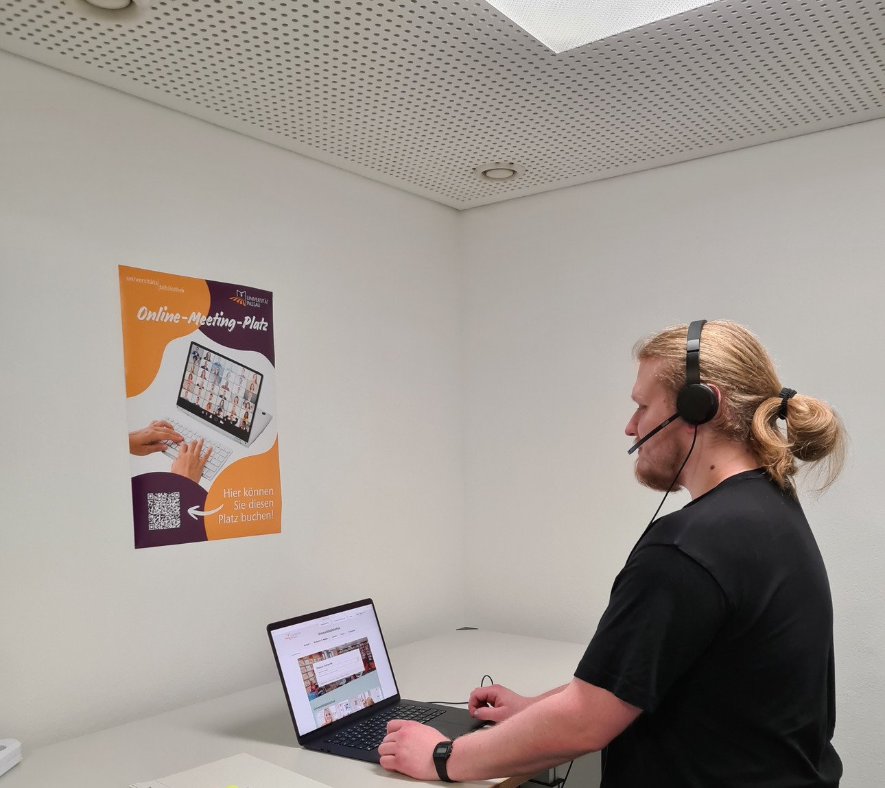 Ein Person am Online-Meeing-Platz des Juridicums
