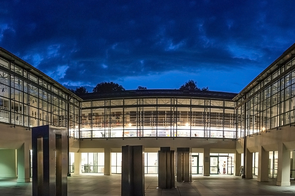Außensicht der Zentralbibliothek bei Nacht.