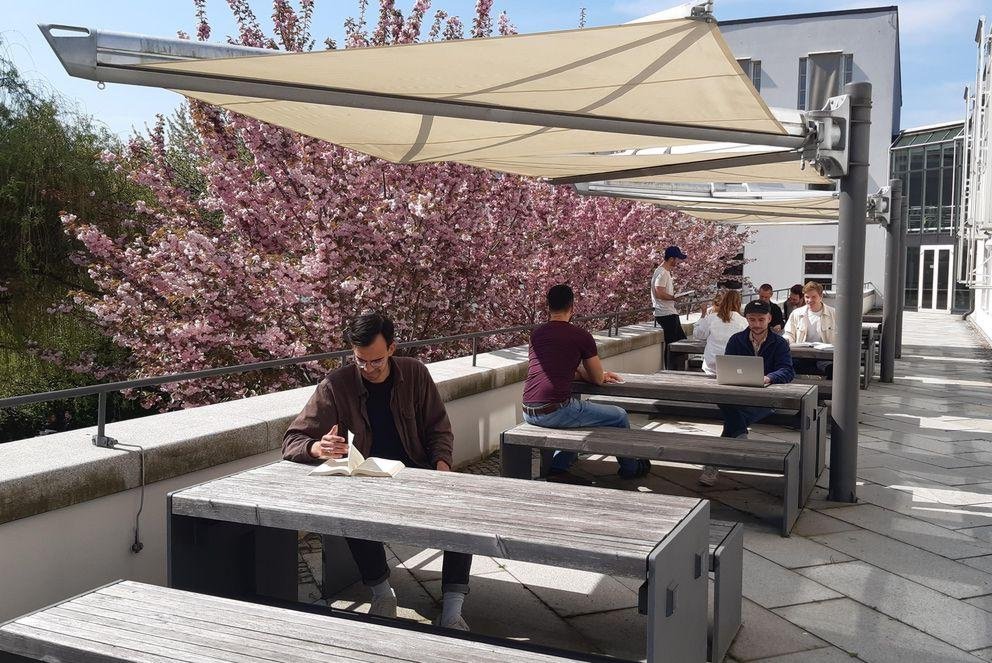 Leseterrasse Lesesaal Wirtschaft