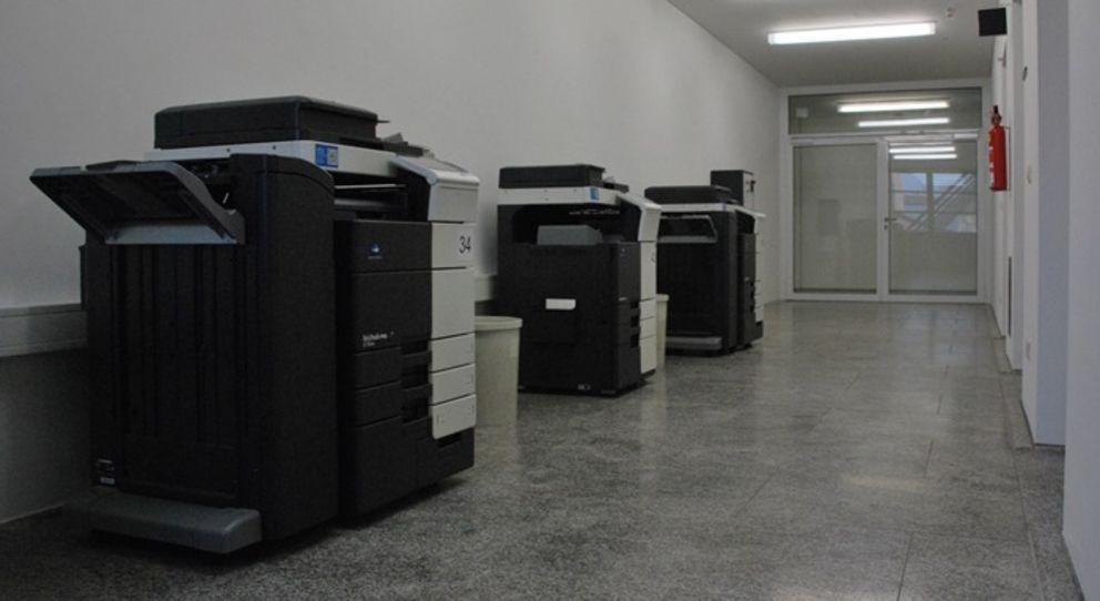 Kopiergeräte neben Bücherturm Kopiergeräte neben Bücherturm
