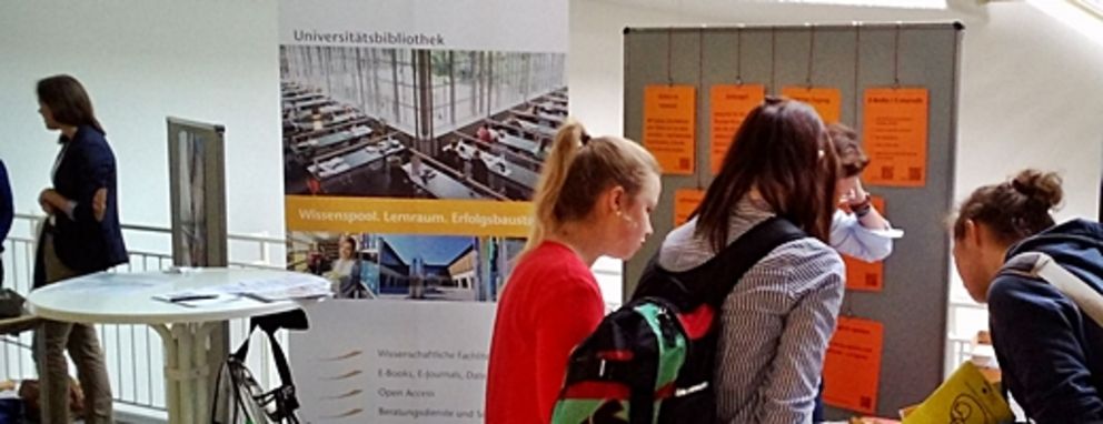 Info-Stand der Bibliothek in der Orientierungswoche