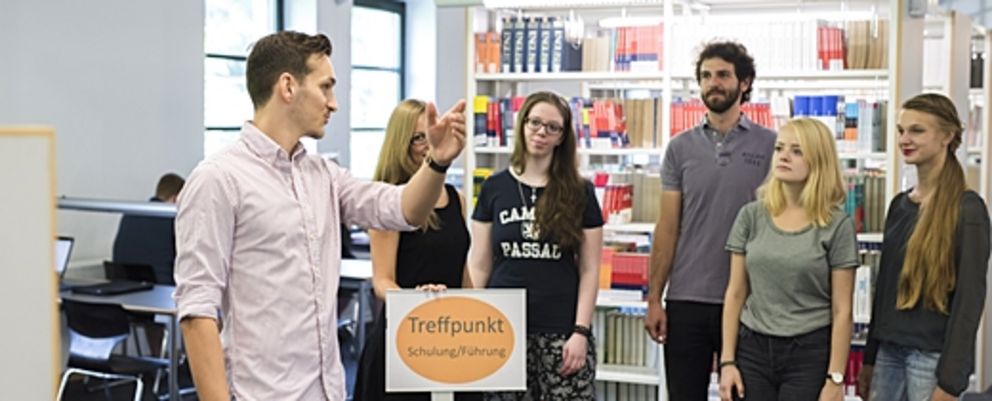 Führung durch die Bibliothek