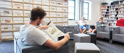 Zeitungsleser in der Library Lounge